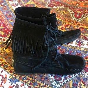 Black Minnetonka fringe moccasin boots